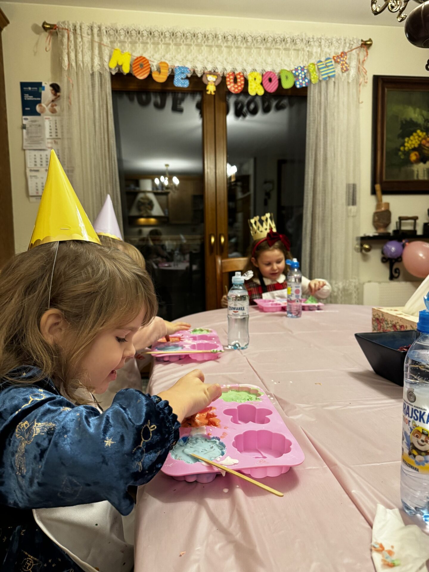 Dzieci bawiące się na urodzinach
